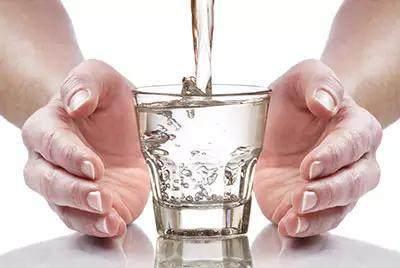 El agua reducida electrolizada puede cambiar el físico de una persona